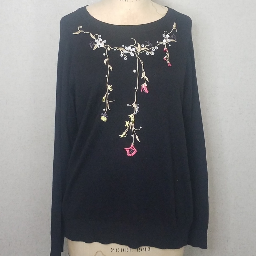 Embroidered sweater with pearls